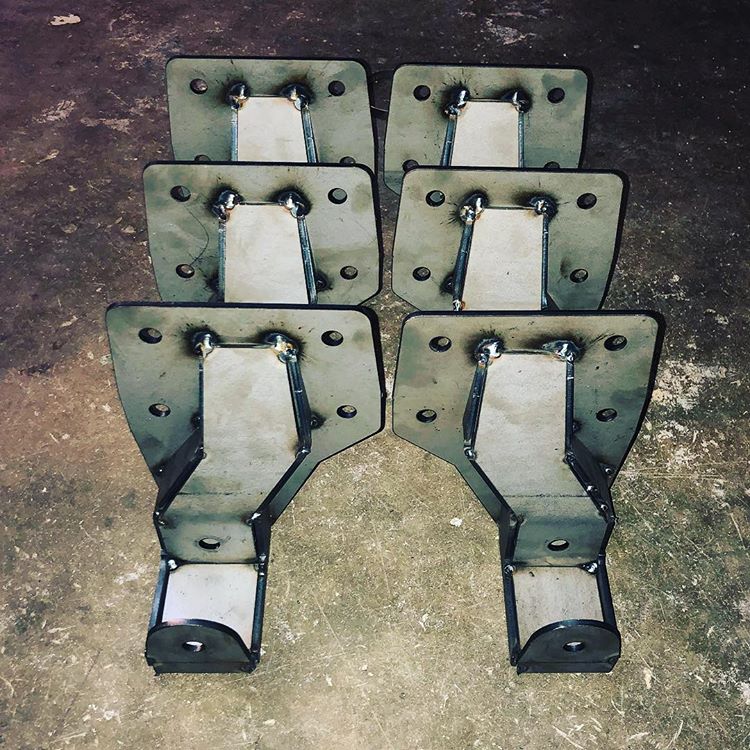 1999-2018 Chevrolet/GMC 1500/2500 Shackle & Hanger Kit for V8 Models